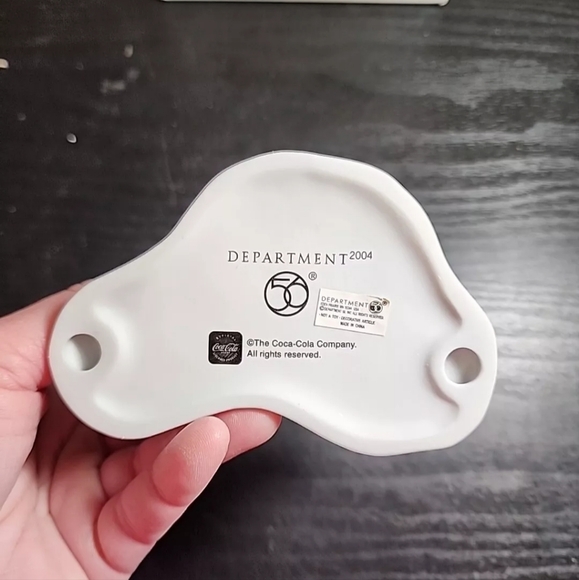 VTG Department 56 North Pole Series Ice Cold Coca Cola #56.56863 2004 Yellowing - Picture 2 of 6